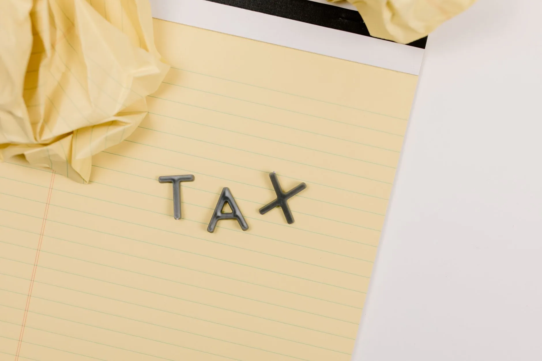 Propriétaire vérifiant le calcul de sa taxe foncière sur son avis d'imposition