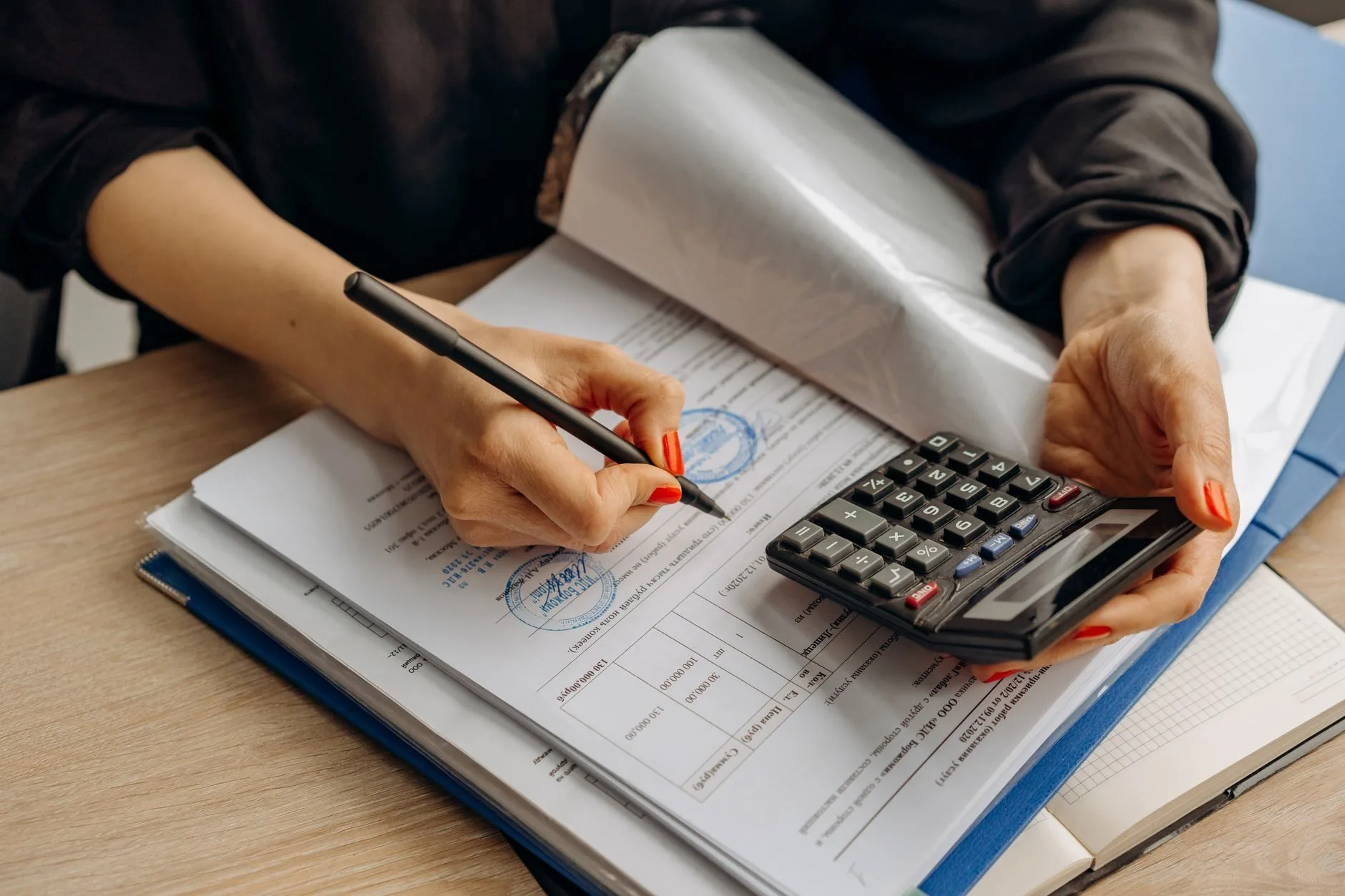 Copropriétaire vérifiant la répartition de ses charges de copropriété sur son décompte annuel