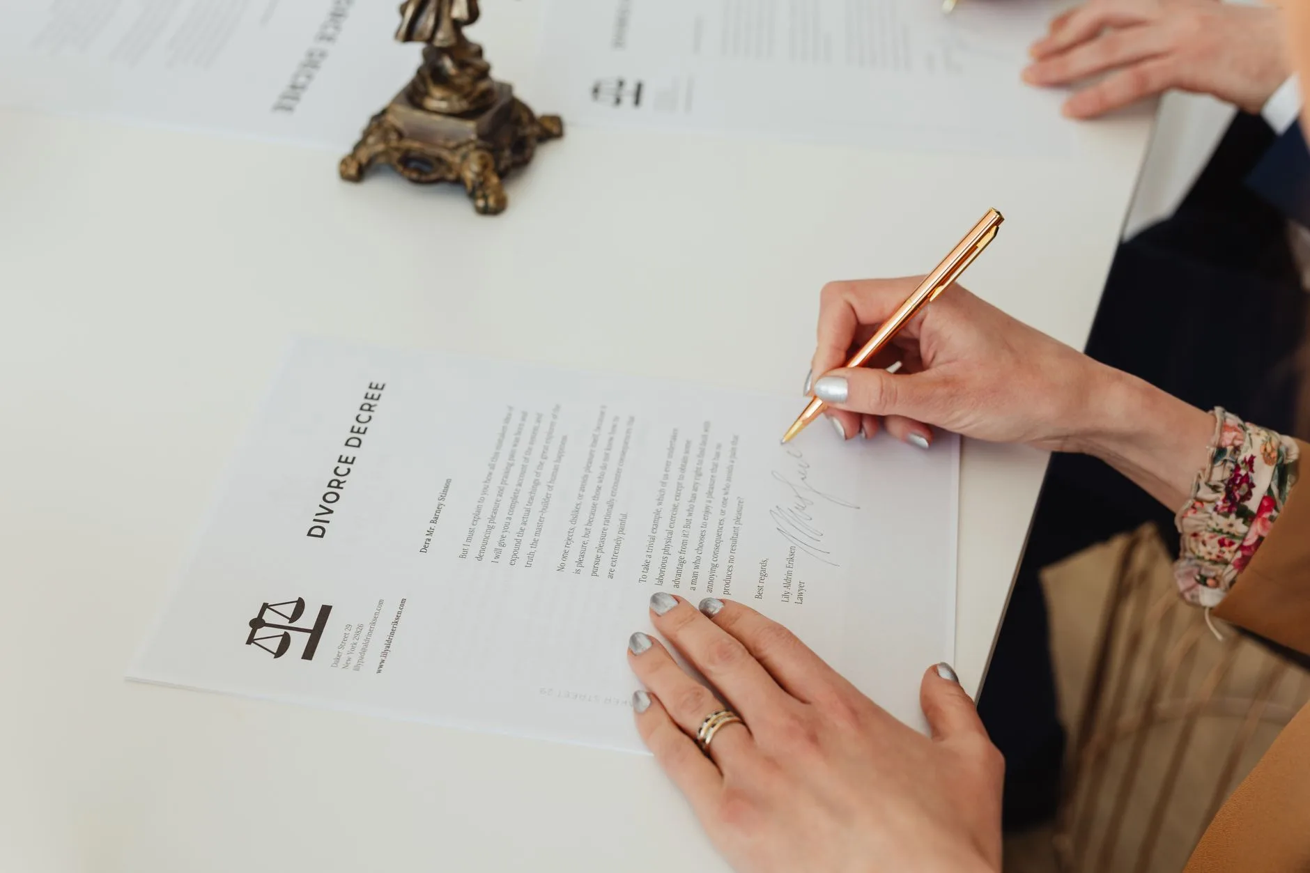 Signature chez le notaire d'une donation de bien immobilier, avec le calcul de l'abattement et des frais